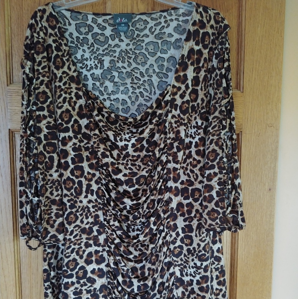 3/4 sleeve leopard print top.